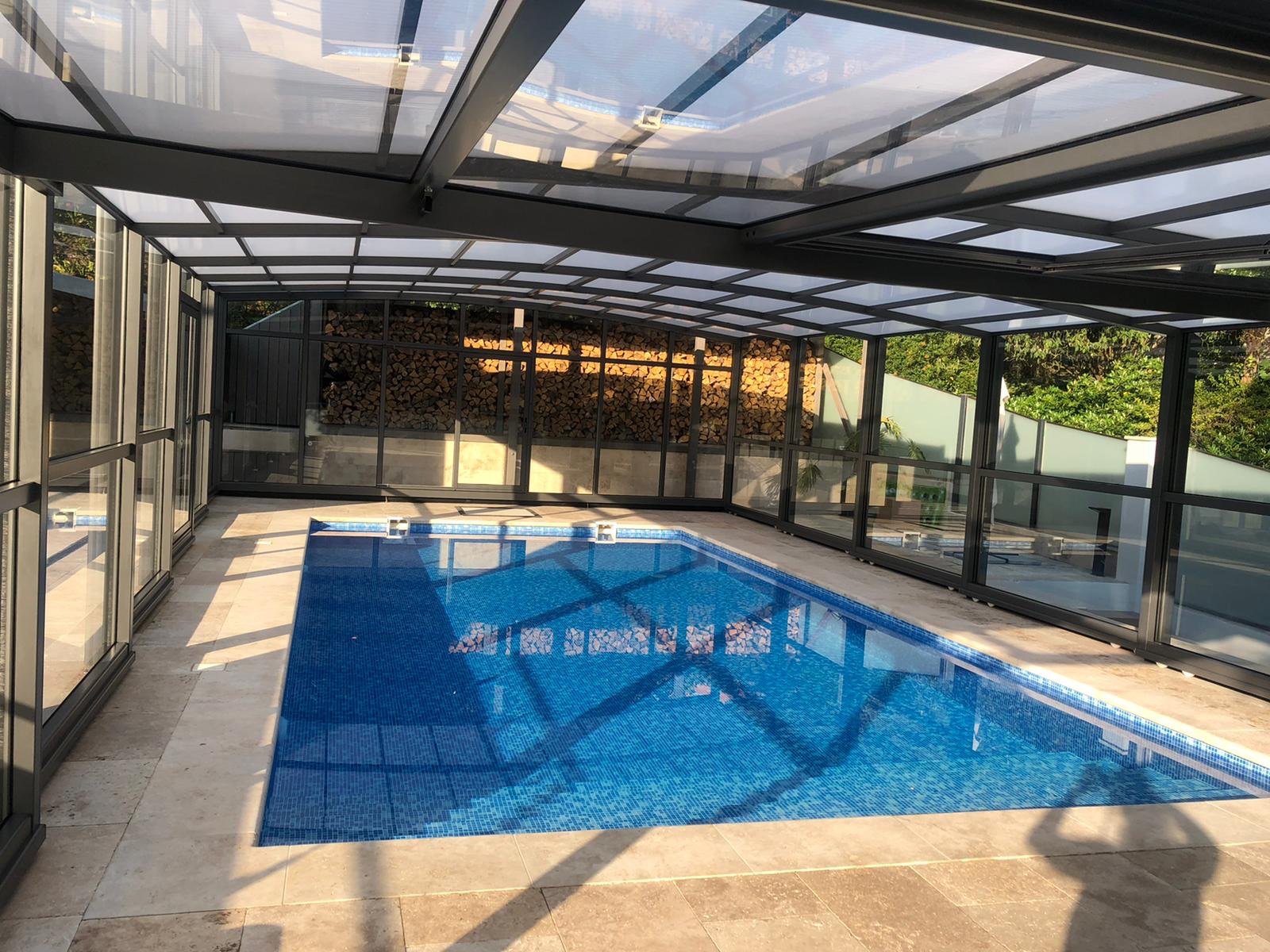 Pool mit Überdachung